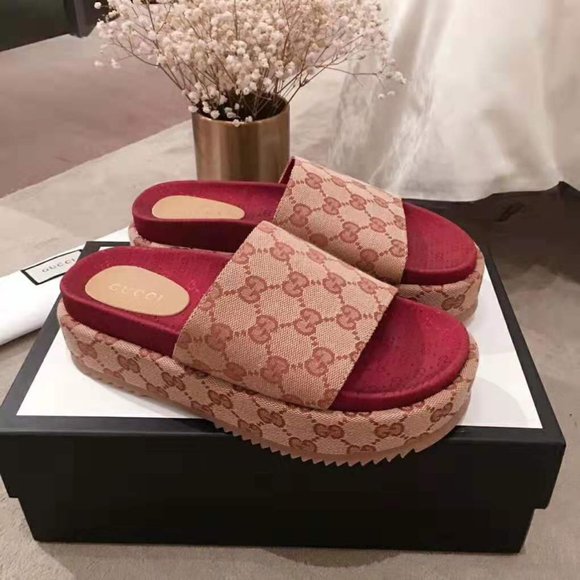 💕CUTE NUDE GUCCI SLIPPERS💕 - Picture 1 of 4